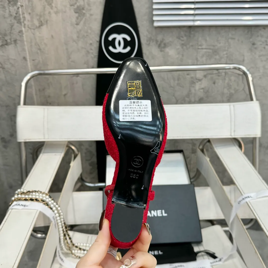 👟👟Ex-factory price 480👟👟 CHANEL Chanel flat bottom series🌹Fashionable classic sandals loved by all stars Fabric [👉] Mixed sheepskin👠🐏 Lining [👉] Silk sheep lining👠🐏 Insole [👉] Silk sheep👠🐏 Sole [👉] Genuine leather outsole imported from Italy 🌻 Packaging [👉] Chanel original box packaging 🌸 Code number [🦶🏻] 34-42 (⚠️34.41.42 is a custom code and cannot be returned or exchanged. Please understand)